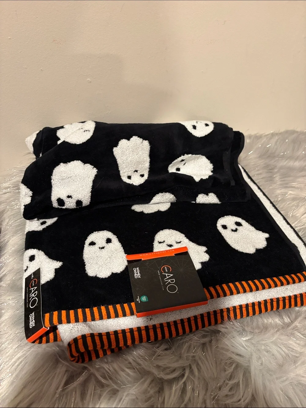 BNWT CARO Black & White Ghost Halloween Towel Set with Orange Stripe Trim - Picture 5 of 5